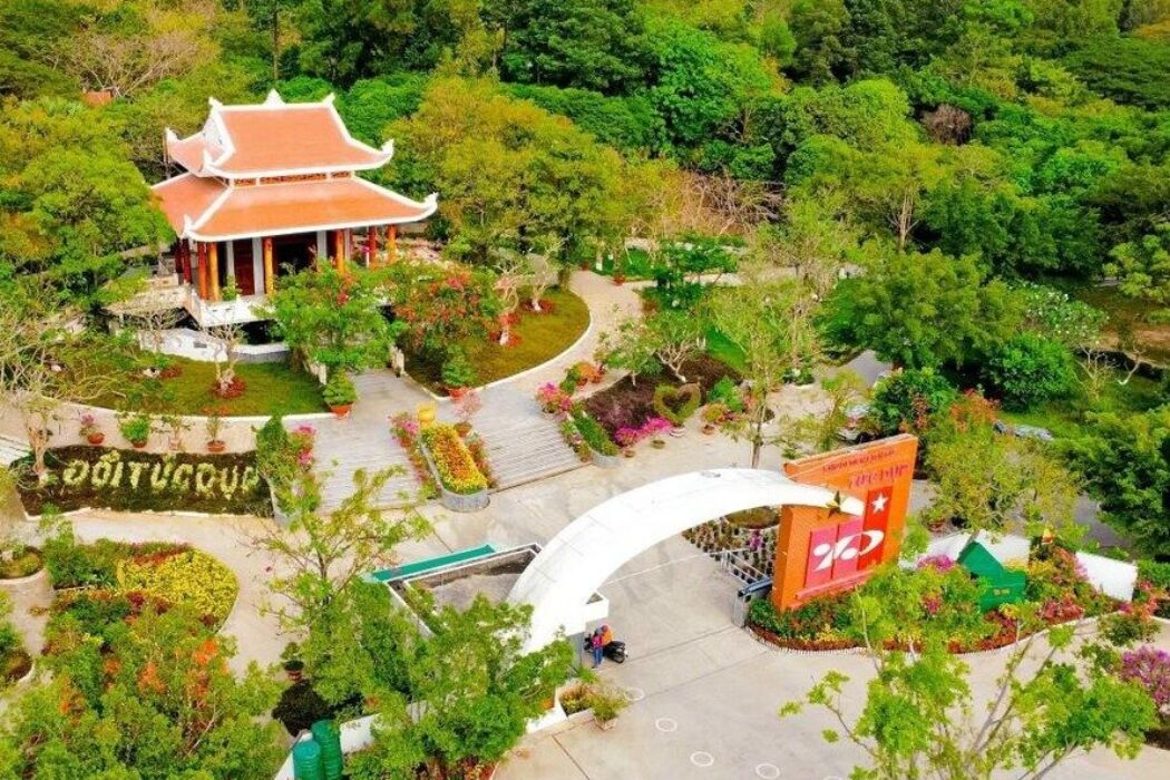 Tuc Dup Hill tourist area – Sacred hill full of heroic flowers