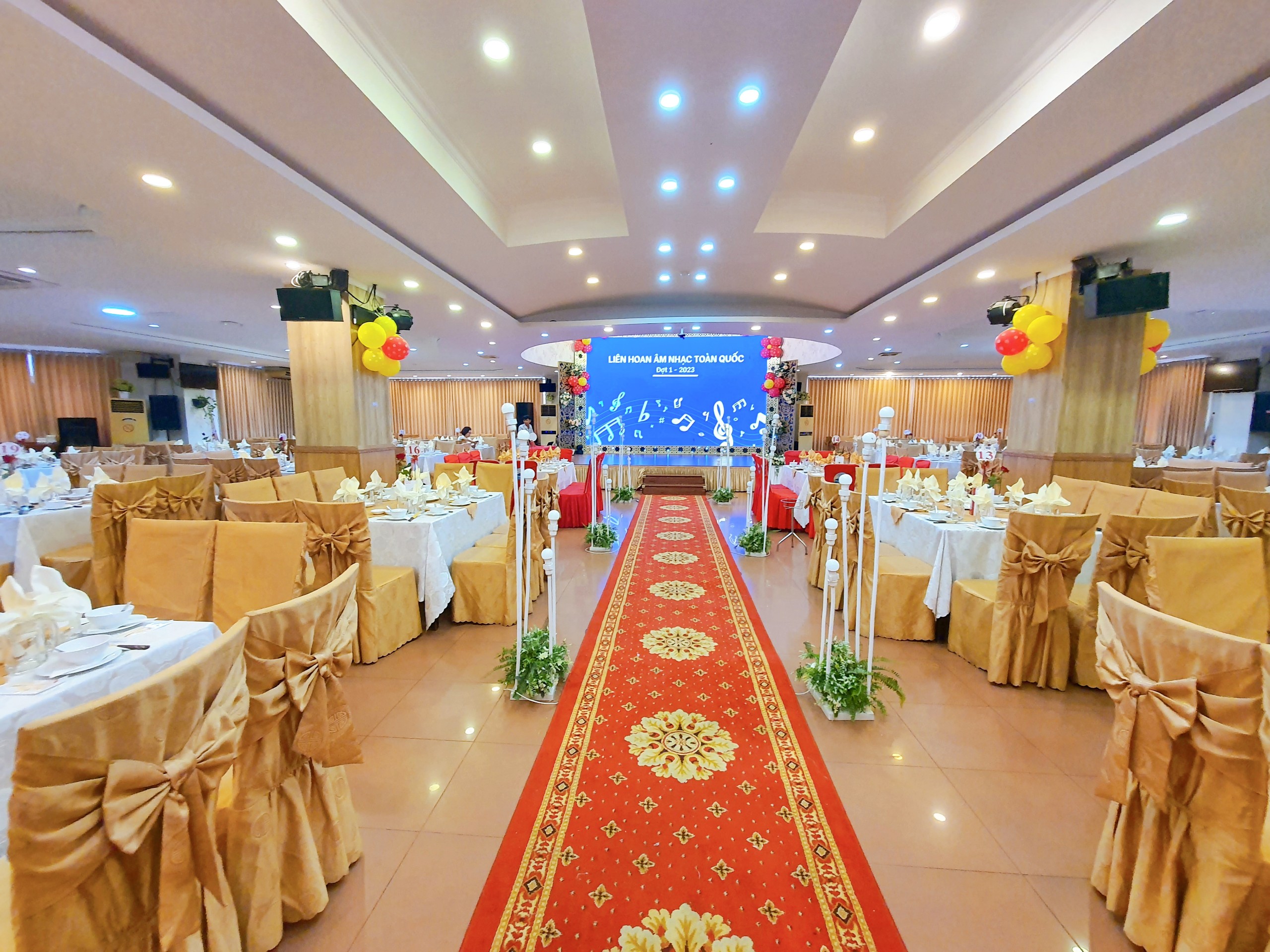 Đại tiệc cuối năm cùng với Cụm Khách Sạn Đông Xuyên